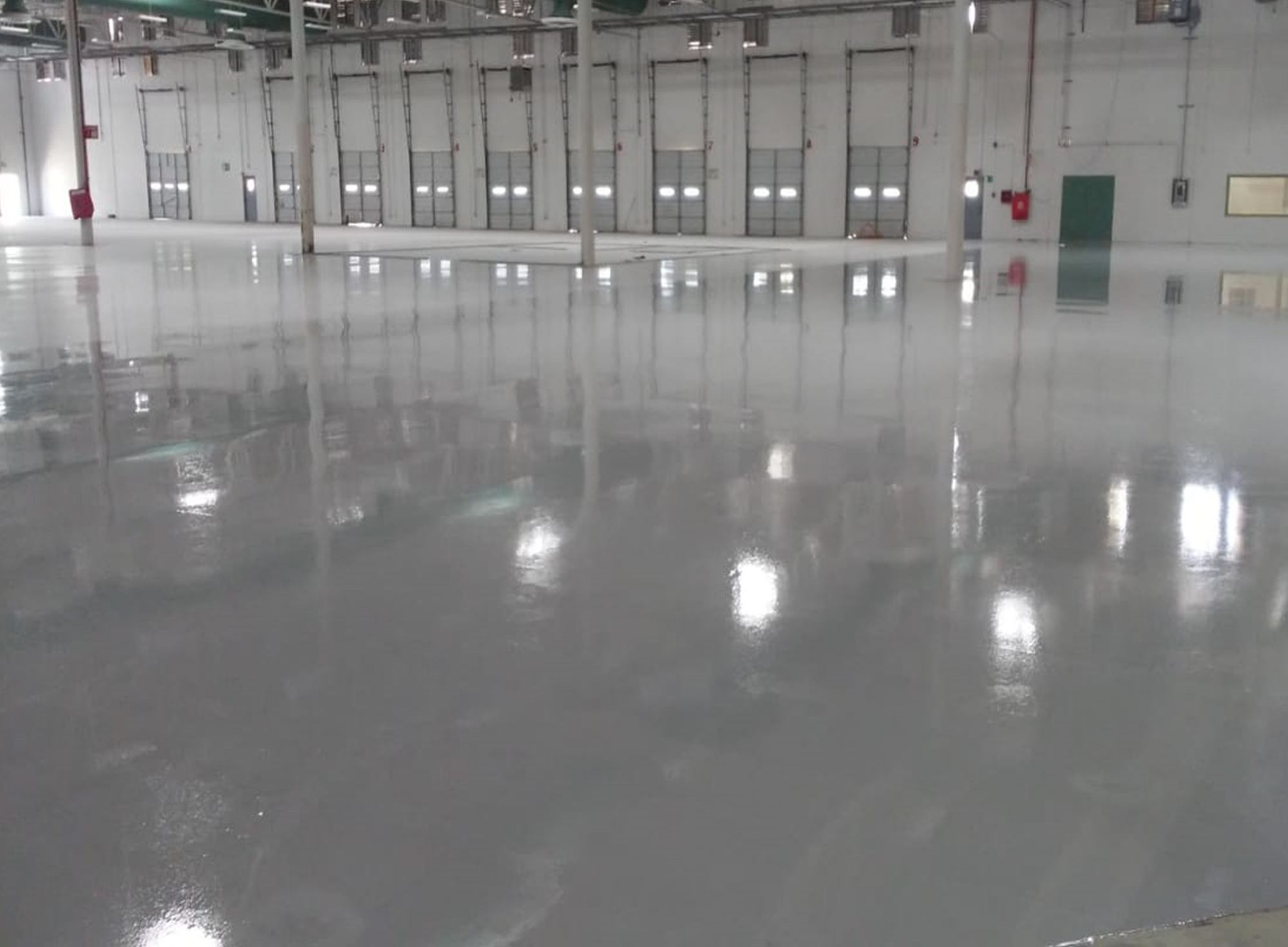 La obra más impactante, una nave grande con el piso brillante terminado