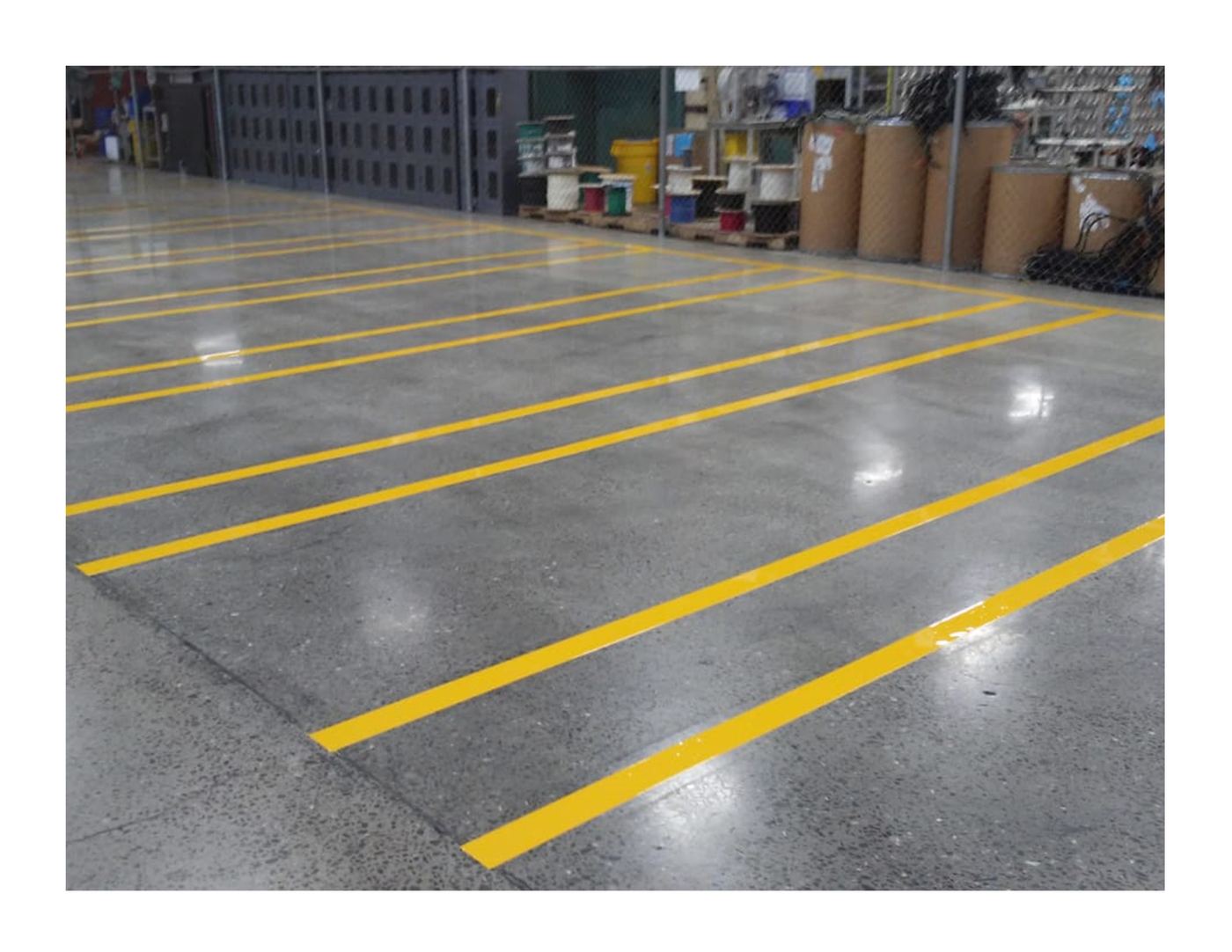 Bodega con racks y piso de concreto pulido