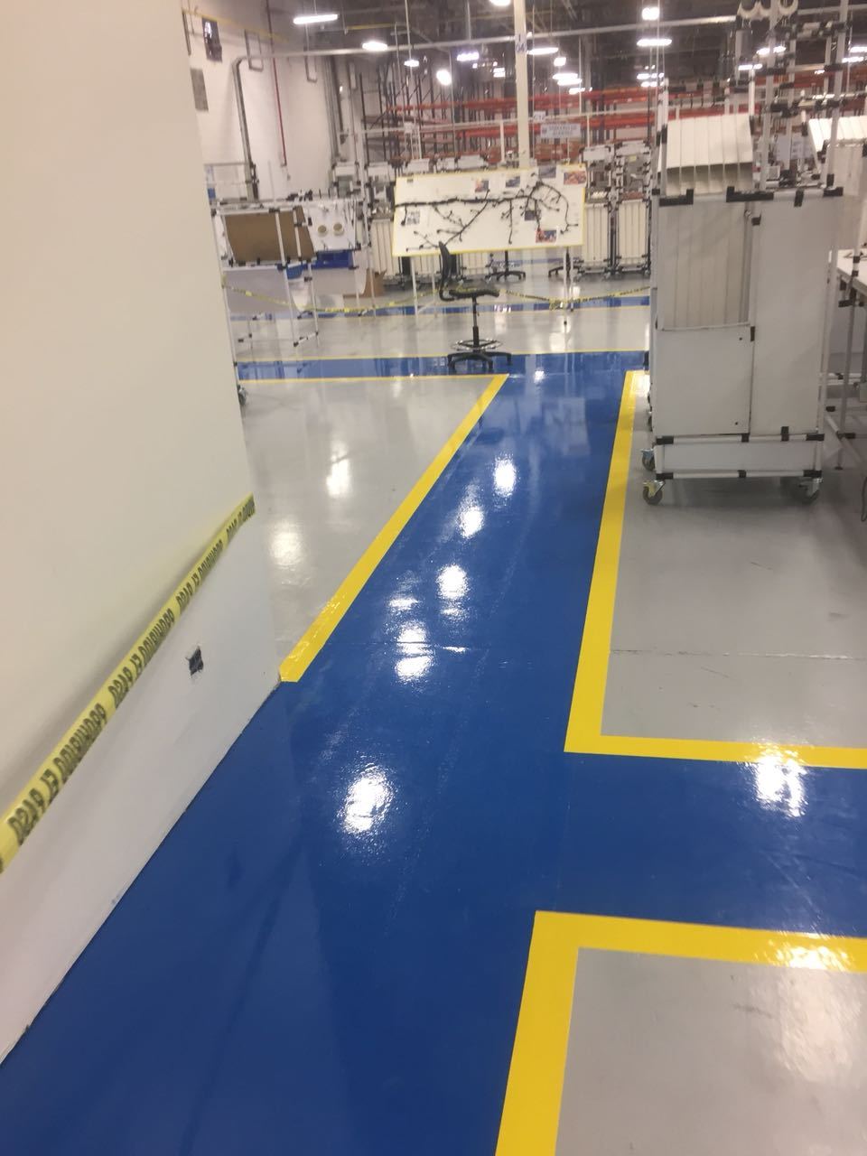 Línea de producción electrónica con piso claro