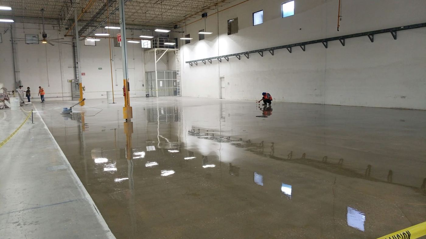 Nave industrial con sellador — después