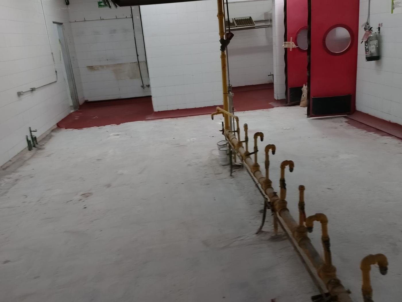Cocina y comedor industrial — antes