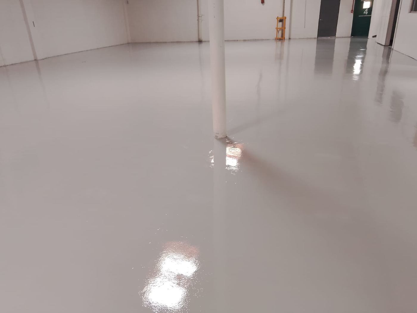 Bodega con epóxico gris — después
