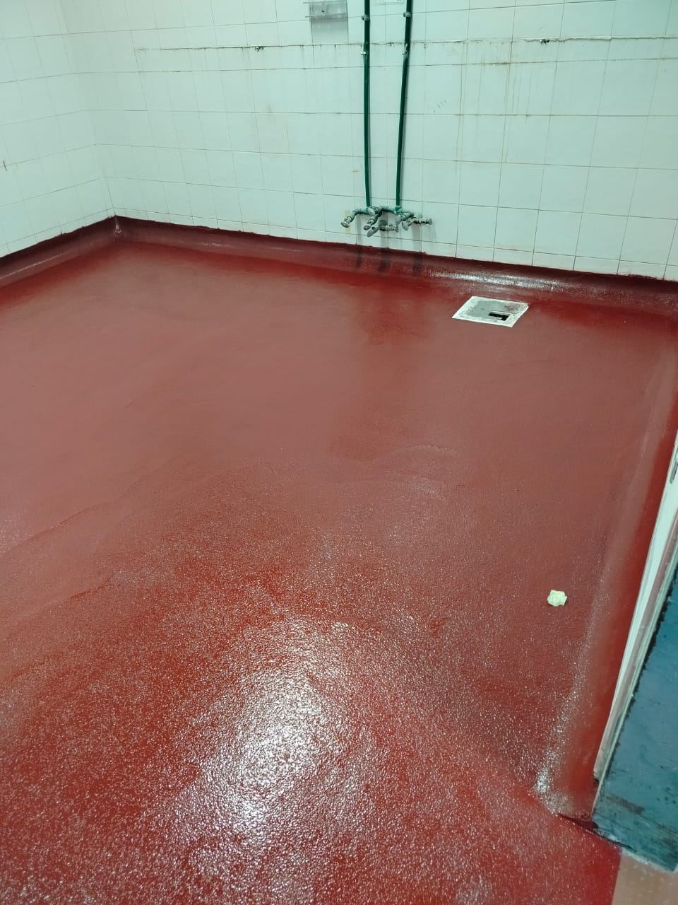 Cocina o planta de alimentos con piso sanitario y chaflán