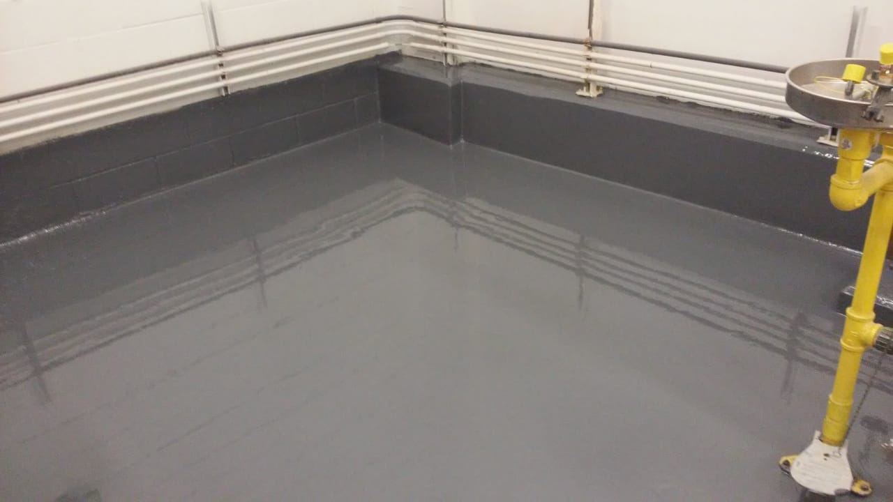 Zona de contención de químicos con recubrimiento resistente