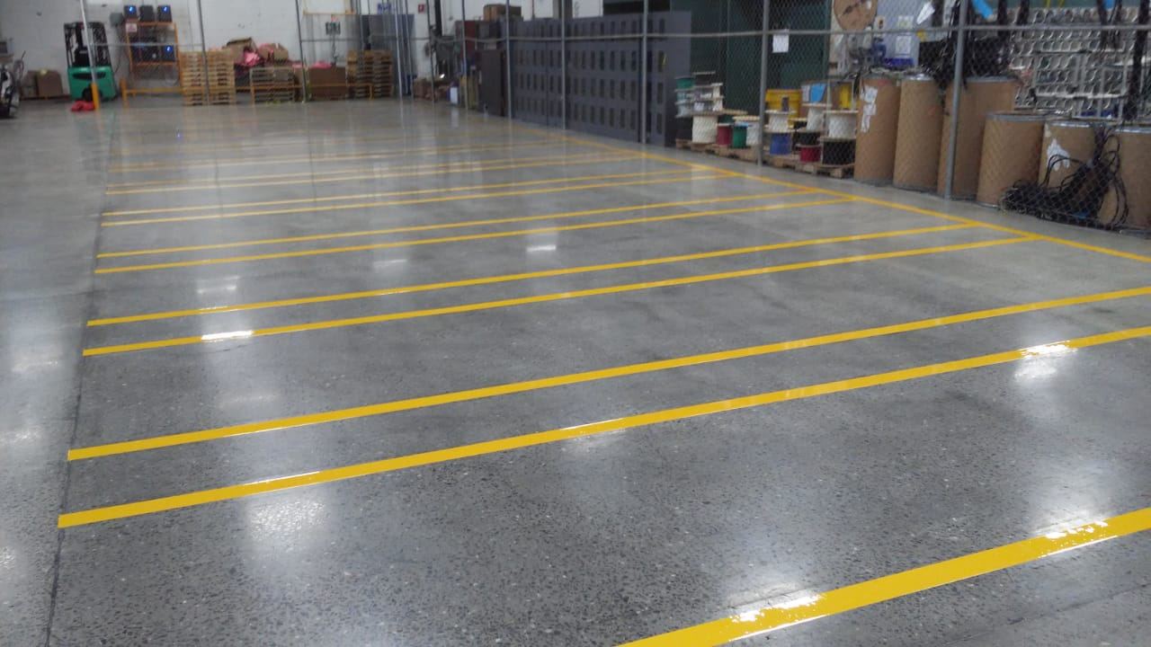 Líneas amarillas de pasillo y zona de seguridad pintadas